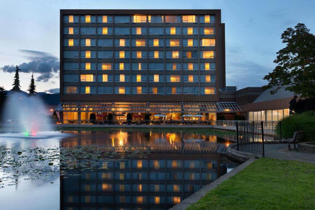 The Coast Hotel in Chilliwack at dusk